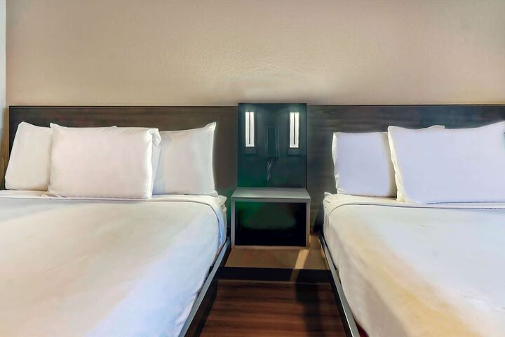 Deluxe Room 2 Double Beds Refrigerator (9 of 10)