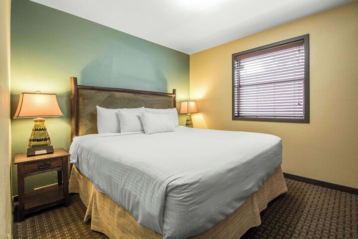 1 Bedroom 1 King Timber (20 of 45)