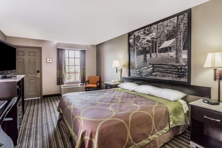 1 King Bed (3 of 6)