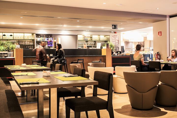Dining 33 of 54