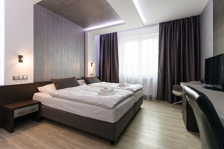 Room 12 of 32