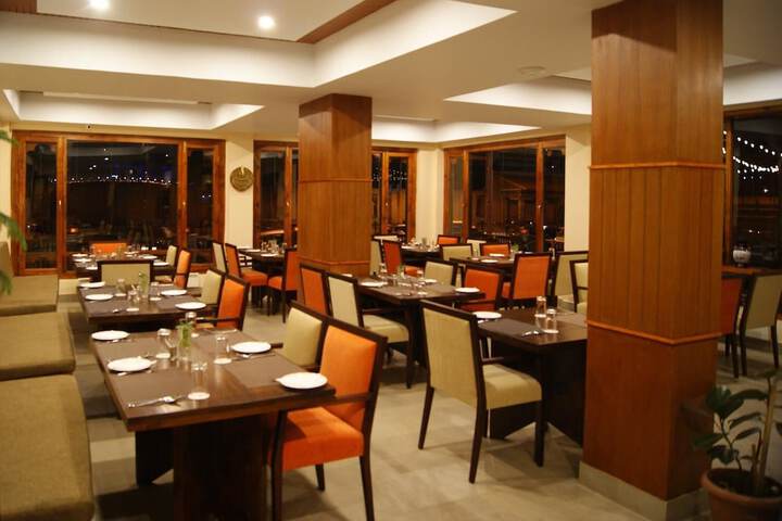 Dining 14 of 18