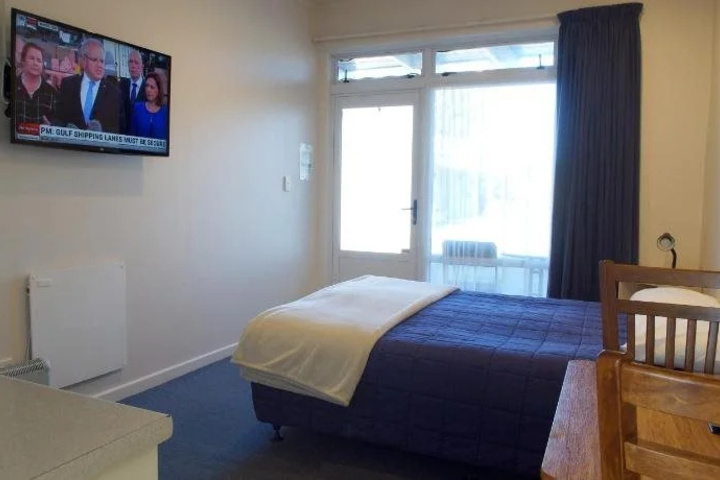 Room 6 of 13