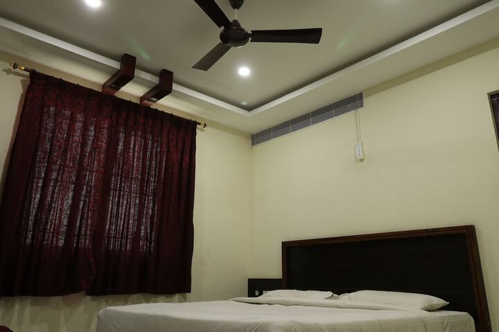 Room 8 of 12
