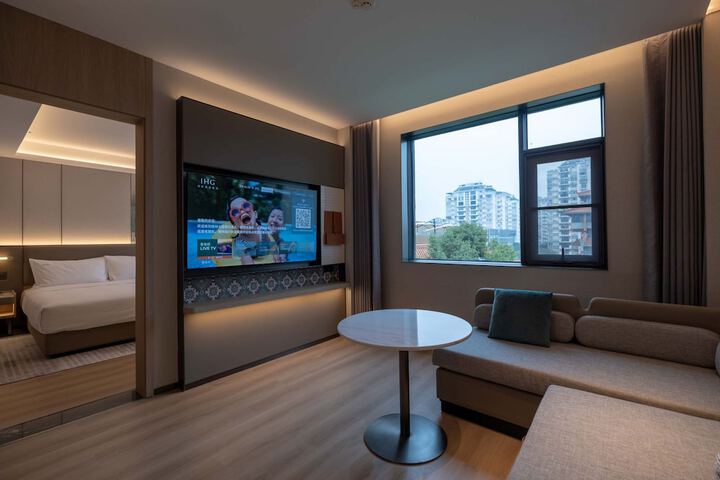 Room 2 of 53