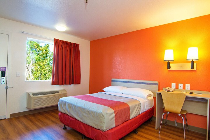 Room 3 of 28