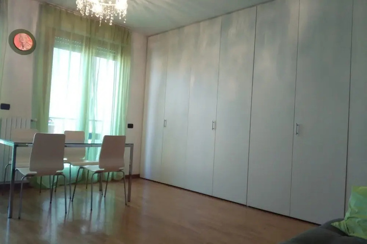 Room 6 of 12