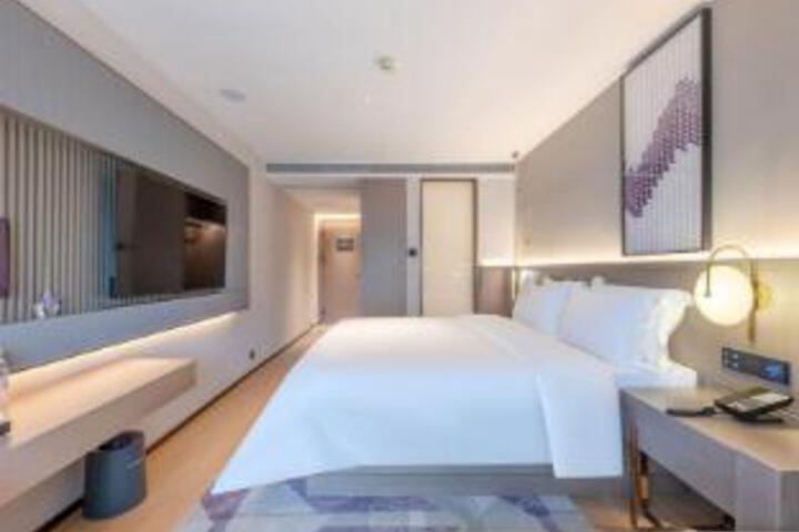 Room 8 of 9