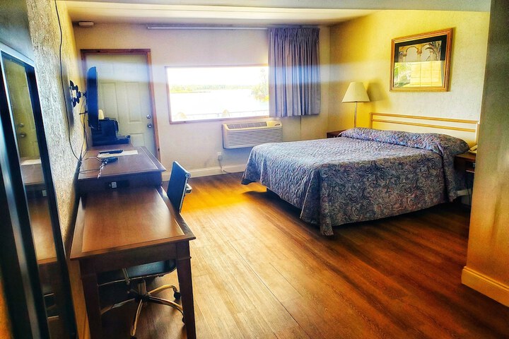 1 King Bed (6 of 7)