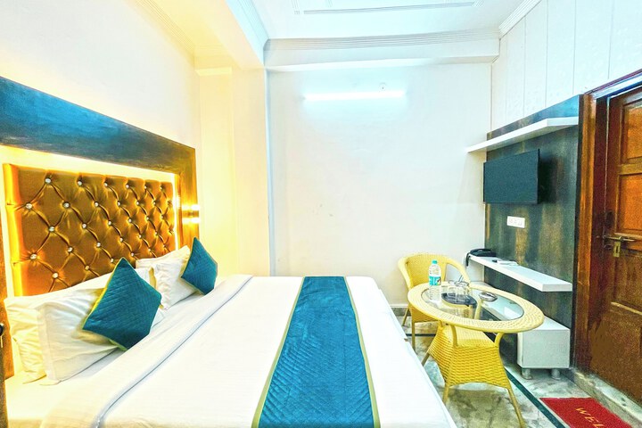 Room 13 of 33