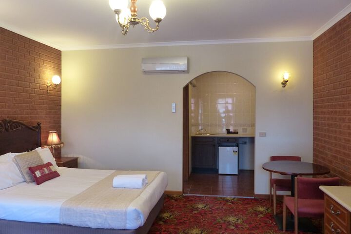 Room 4 of 83