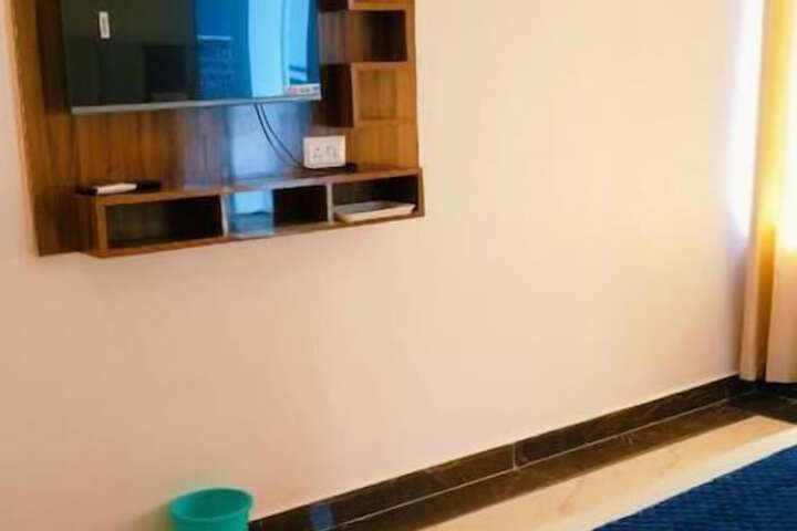 Room 5 of 10