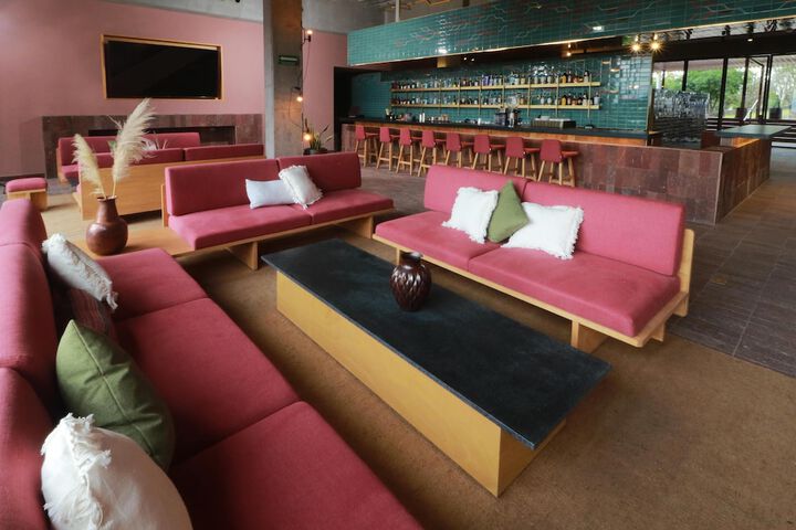 Lounge 100 of 137