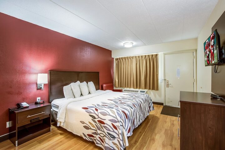 Deluxe King Bed (10 of 12)