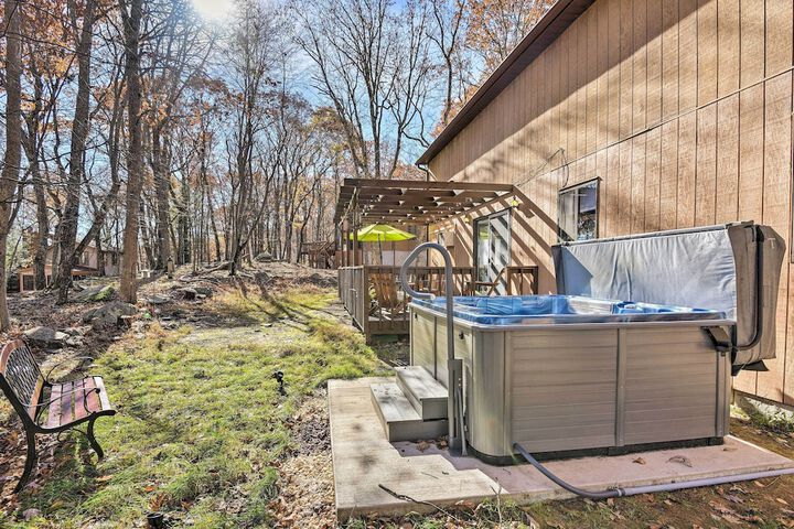 Poconos Vacation Rental w / Pool Access & Hot Tub!