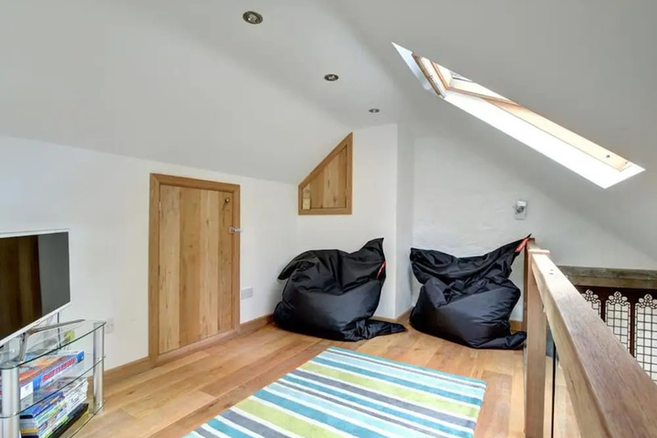 Bright Holiday Home in Saint Kew With Fireplace