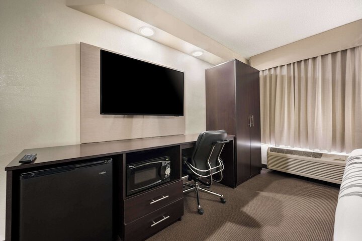 1 King Bed (5 of 6)