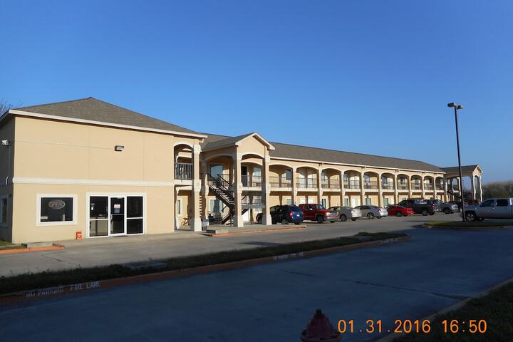Crossroads Inn & Suites