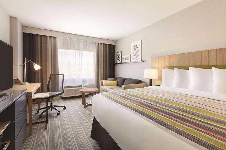 1 King Bed (7 of 9)