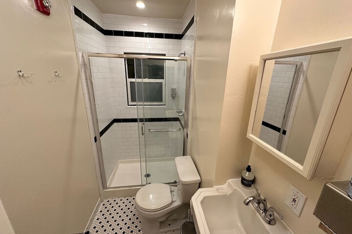Basic Room 1 Queen Bed Shared Bathroom Upstairs (22 of 22)