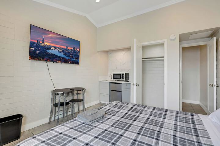 Suite King Bed Kitchenette Ground Floor (7 of 15)
