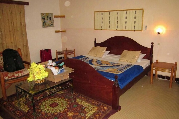 Room 7 of 12