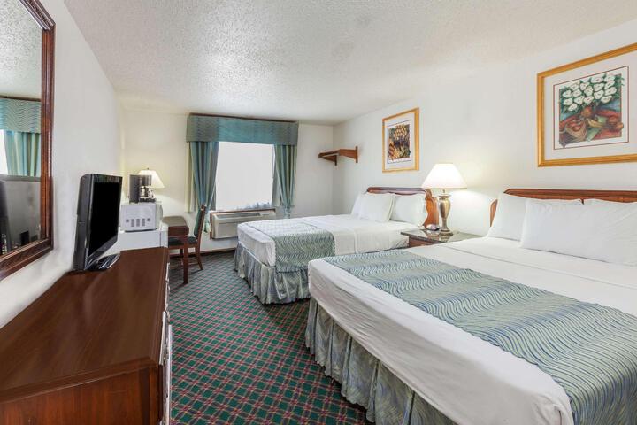 2 Queen Beds (9 of 9)