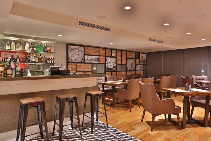 Lounge 15 of 27