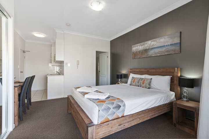 Room 4 of 104