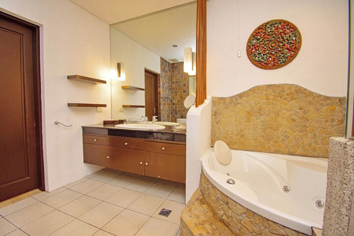 Room 151 of 208