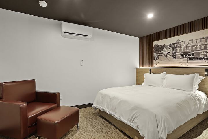 Deluxe Room 1 Queen Bed Mobility Accessible (4 of 26)
