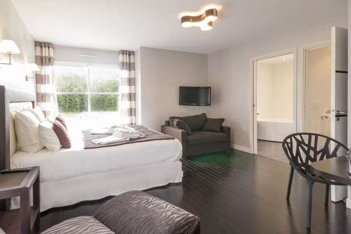 Room 10 of 33