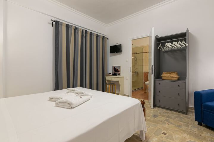 Room 8 of 100