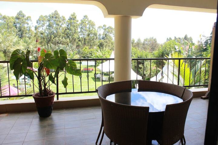 Lounge 16 of 21
