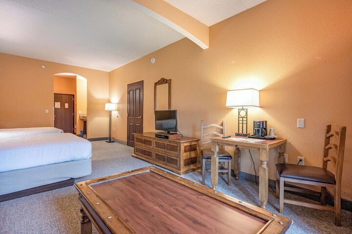 2 Queen Beds Mobility Accessible Villa Golf View (50 of 68)