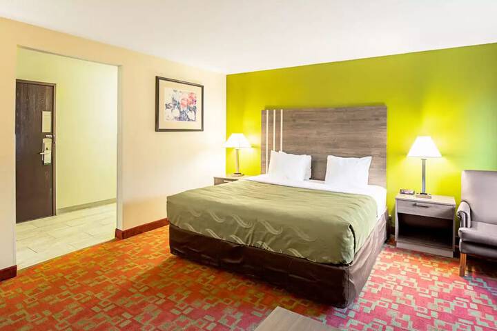 Deluxe King Bed (6 of 8)