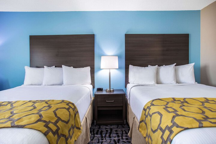 2 Queen Beds (2 of 7)