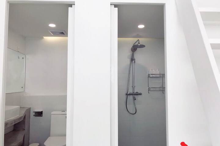 Room 32 of 34