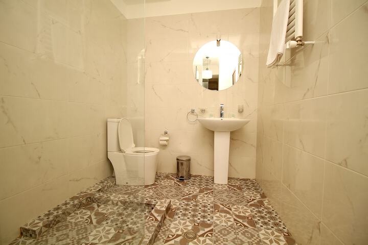 Room 83 of 134
