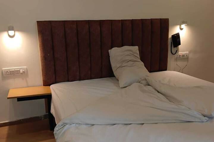 Room 4 of 12