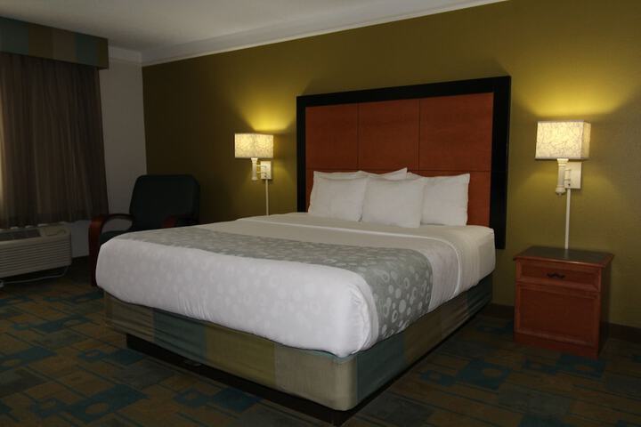 1 King Bed (12 of 19)