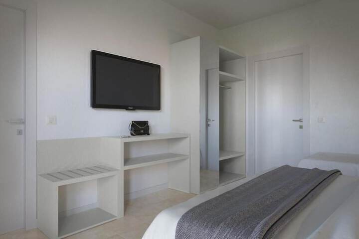 Room 16 of 80