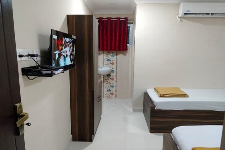 Room 13 of 27