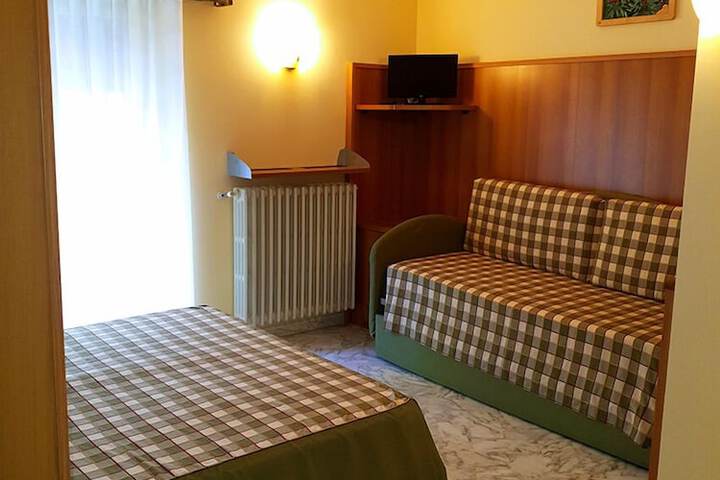 Room 10 of 18