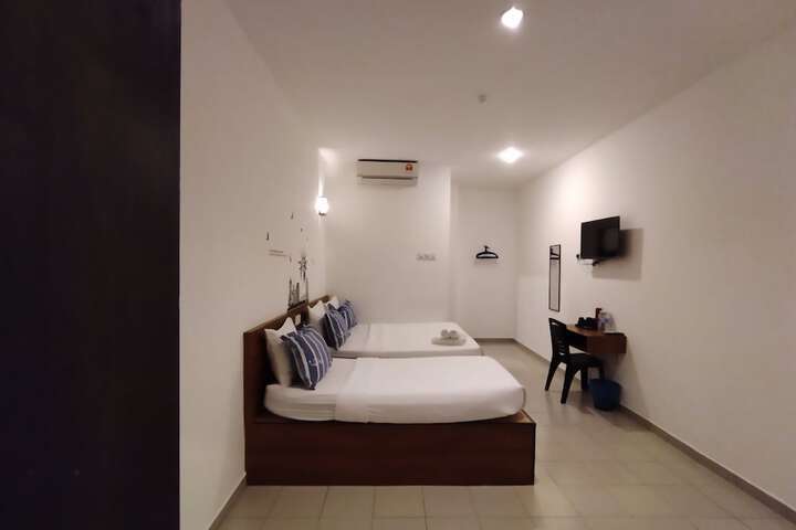 Room 17 of 33