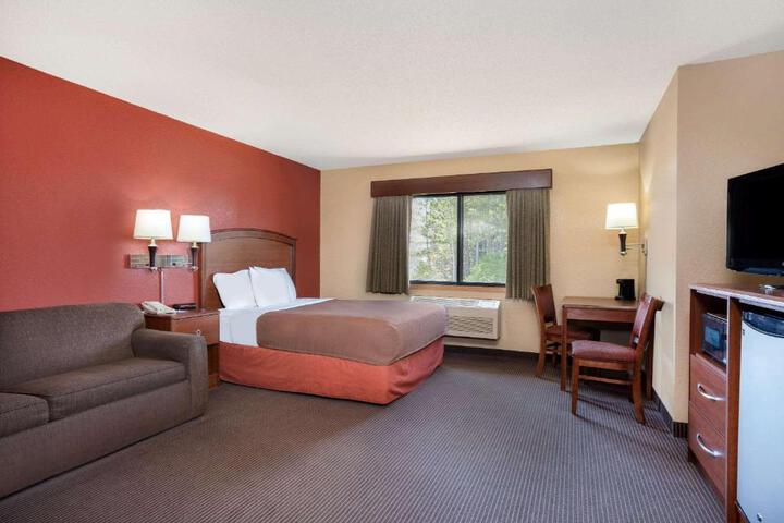 1 Queen Bed Studio Suite (4 of 11)