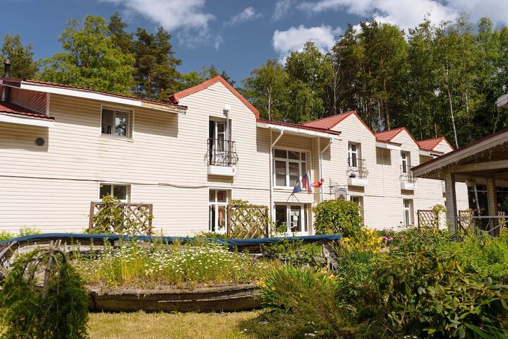 Hotel Exterior 9 of 81