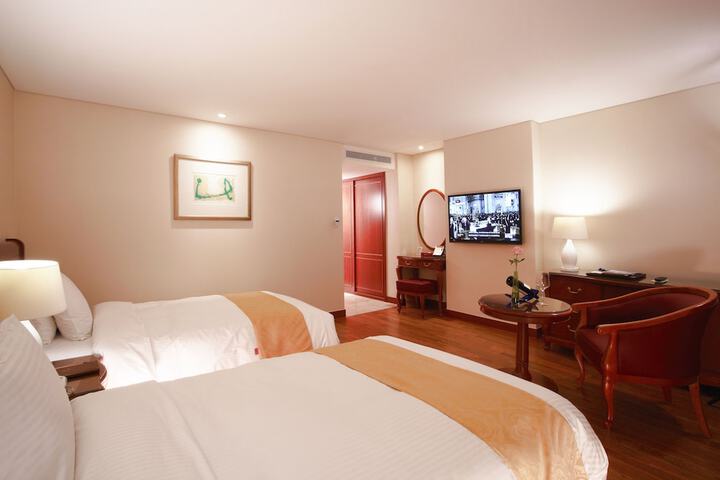 Room 32 of 106