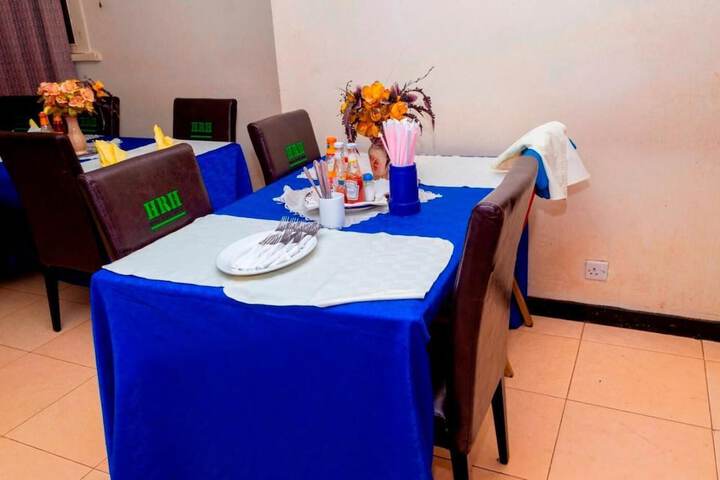 Dining 36 of 48