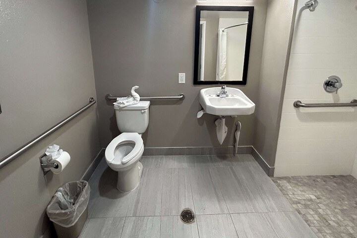 Room 26 of 32